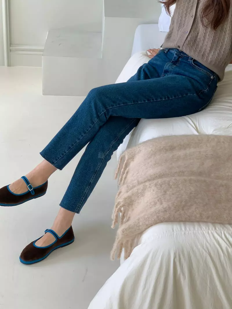 Gracia - Korean Women Fashion - #restrostyle - Util Banding Jeans - 4