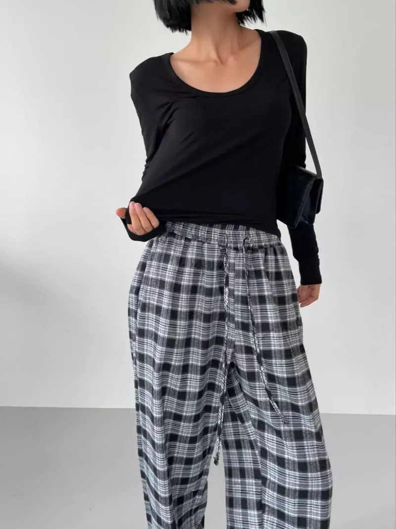 Level - Korean Women Fashion - #momslook - Curve Sticky Tee - 4