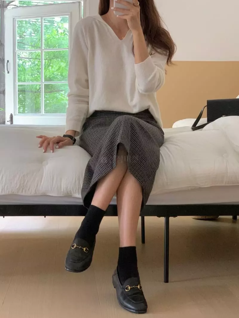 Loringrei - Korean Women Fashion - #restrostyle - Whole Gami V Neck Tee - 5