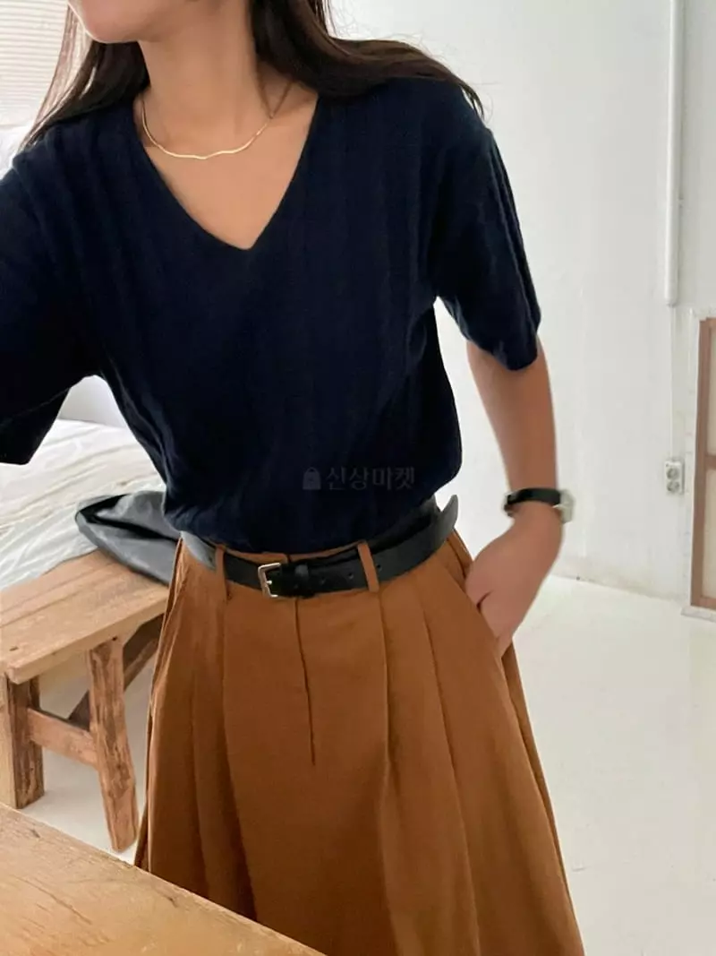 Ravi - Korean Women Fashion - #momslook - Cash V Knit Tee - 11