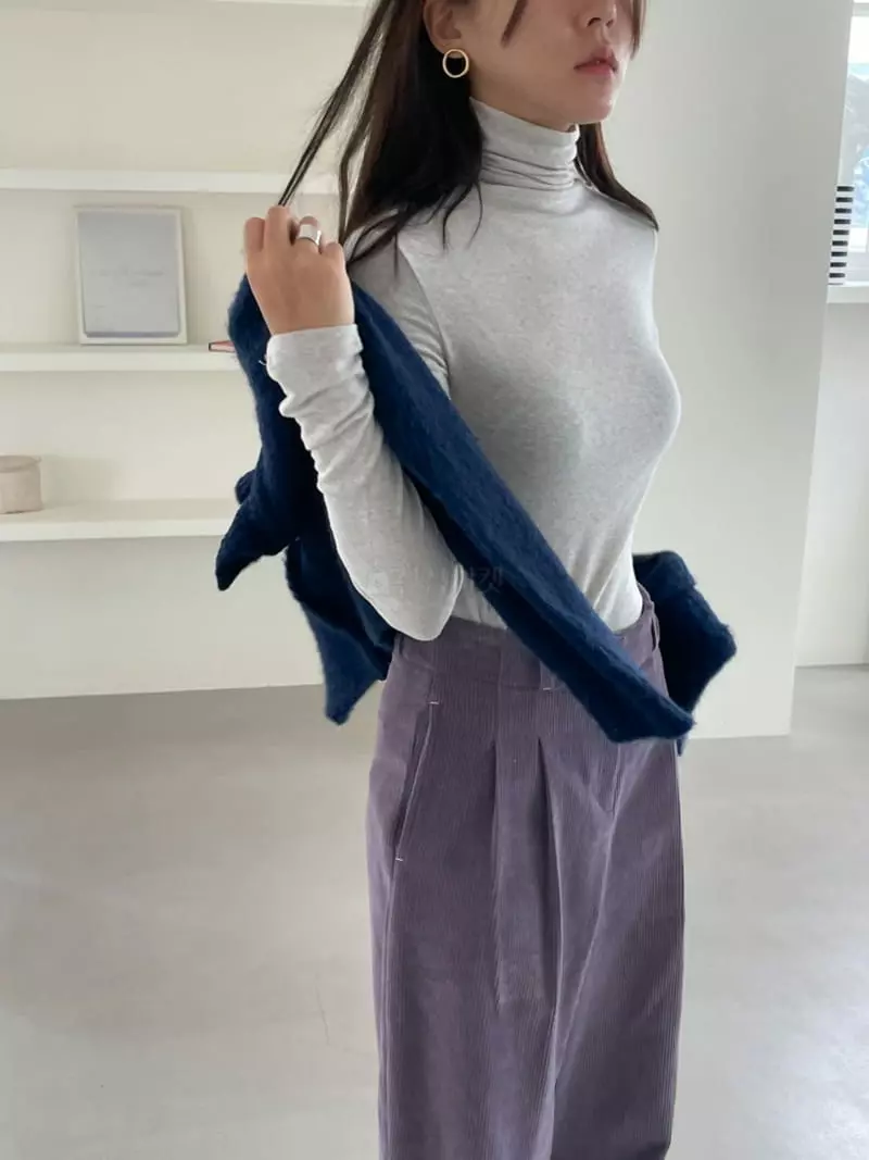 Ravi - Korean Women Fashion - #momslook - Arc Turtleneck Tee - 2