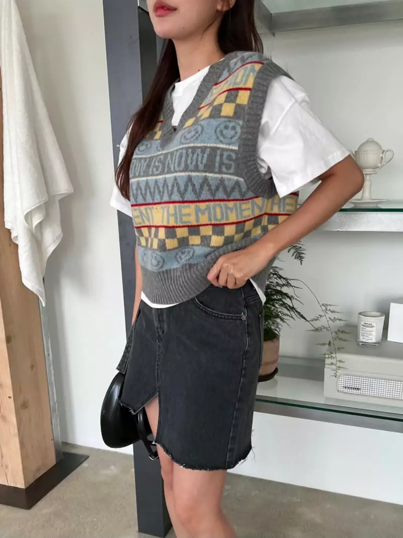 Rooms shop - Korean Women Fashion - #momslook - Smile Vest Knit Tee - 11