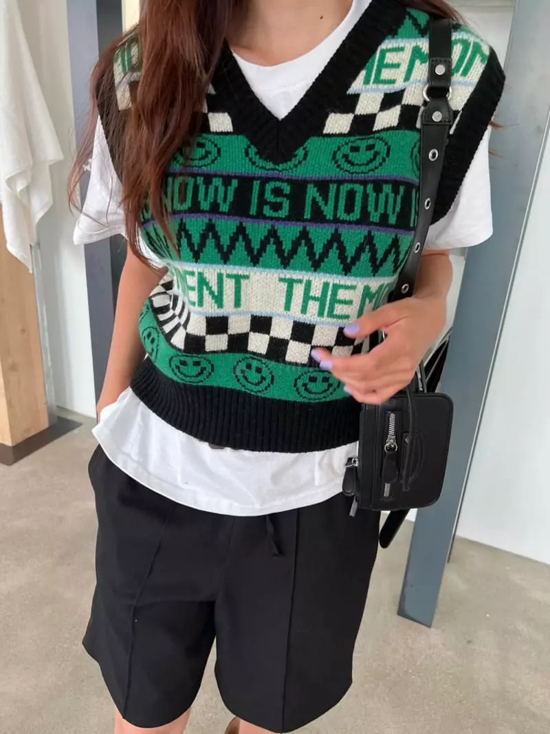 Rooms shop - Korean Women Fashion - #momslook - Smile Vest Knit Tee - 3