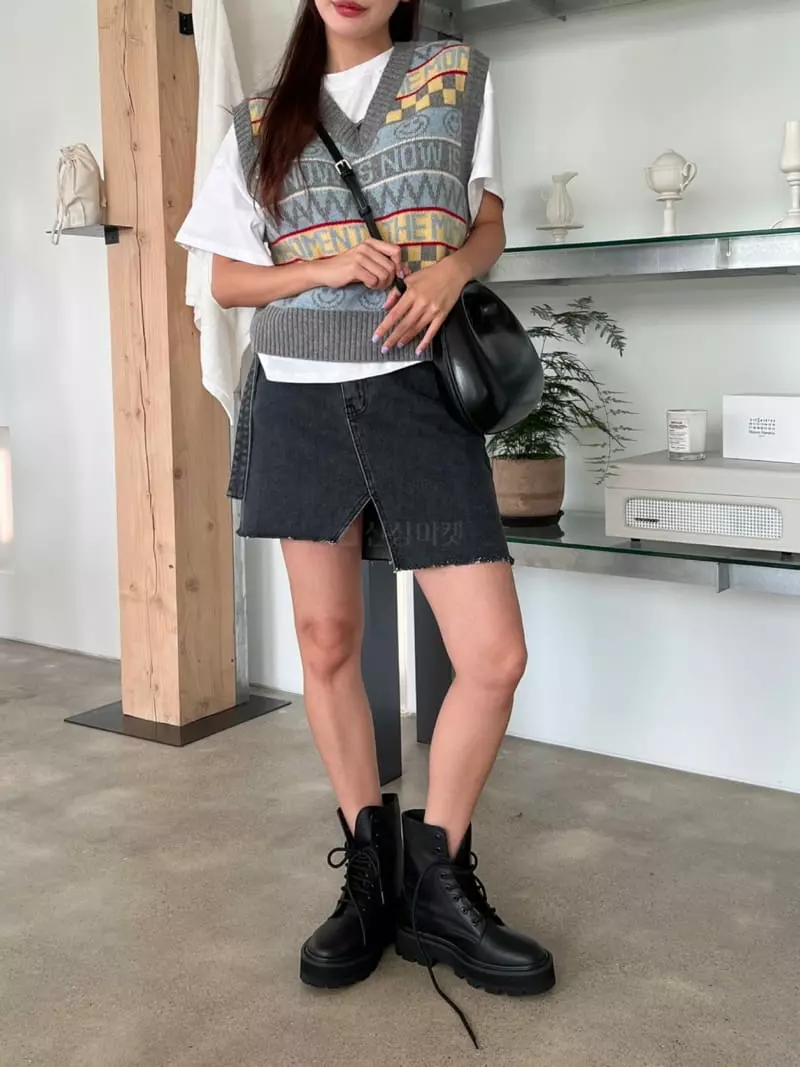 Rooms shop - Korean Women Fashion - #momslook - Smile Vest Knit Tee - 5