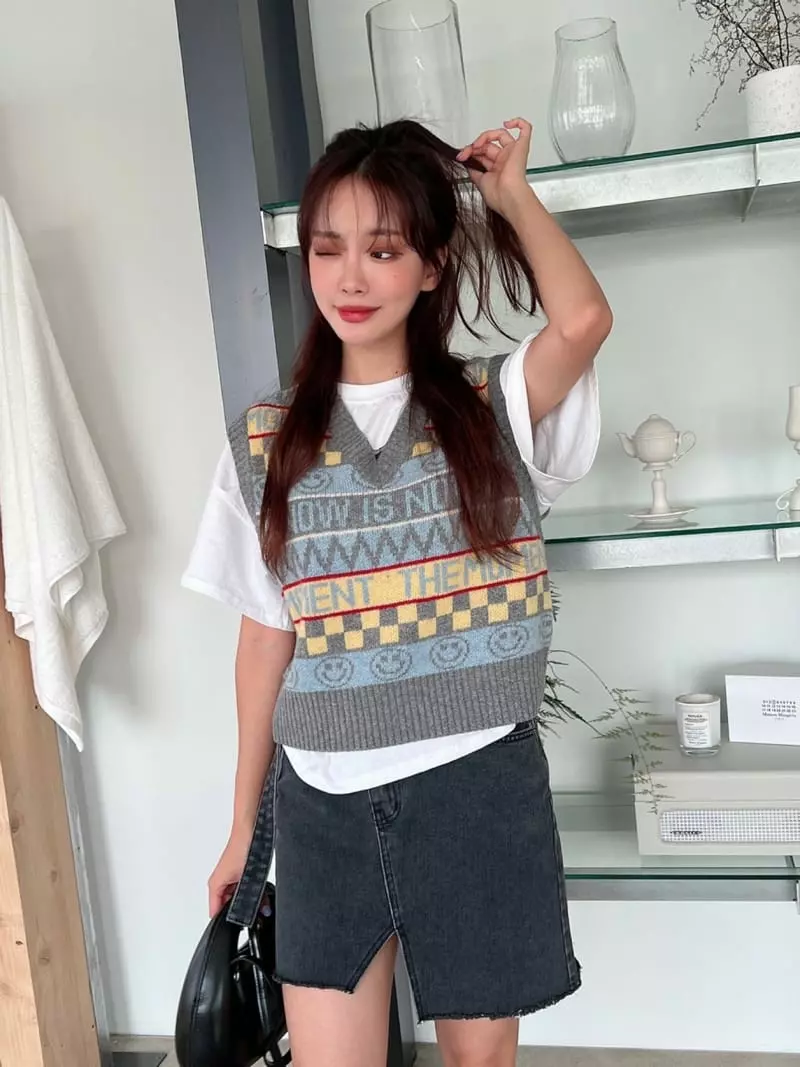 Rooms shop - Korean Women Fashion - #momslook - Smile Vest Knit Tee - 7