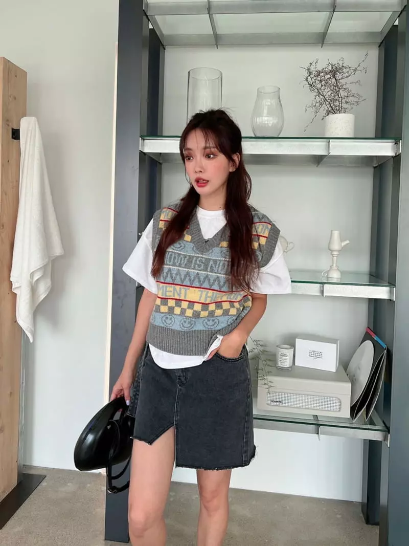 Rooms shop - Korean Women Fashion - #womensfashion - Smile Vest Knit Tee - 10