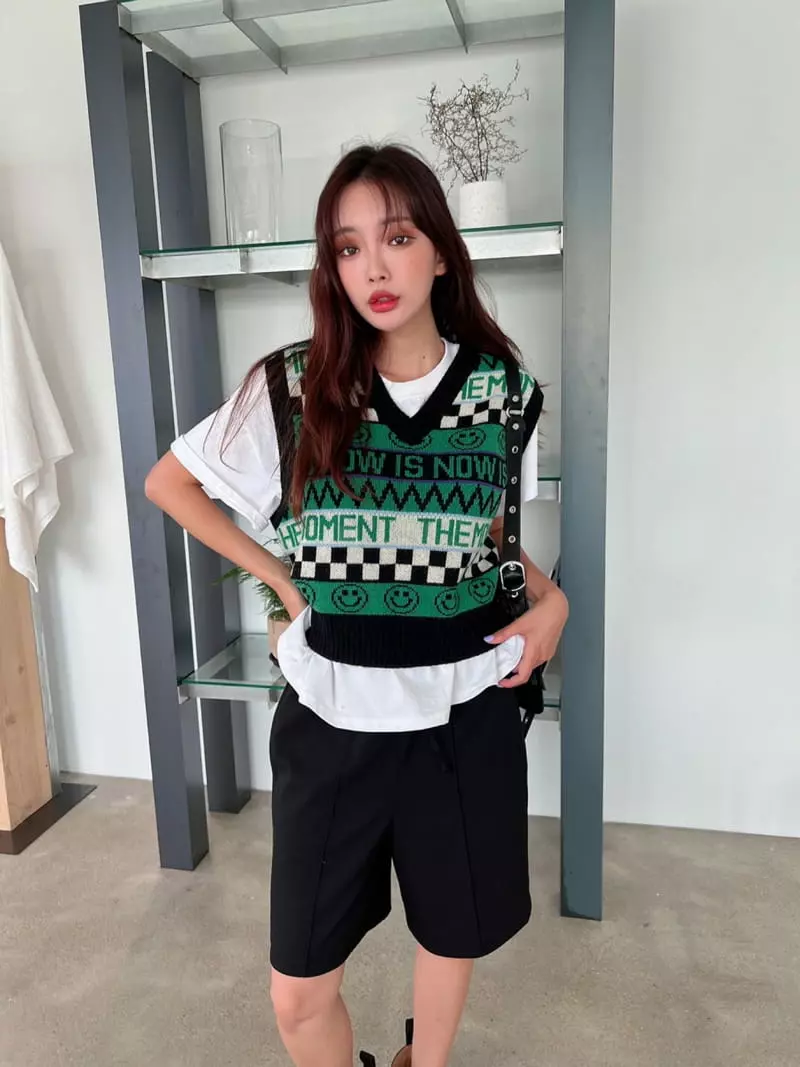 Rooms shop - Korean Women Fashion - #womensfashion - Smile Vest Knit Tee - 12