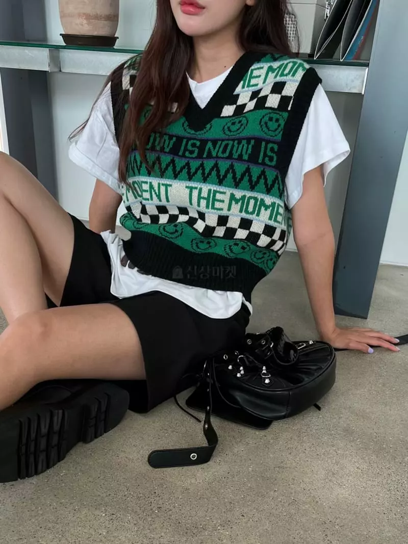 Rooms shop - Korean Women Fashion - #womensfashion - Smile Vest Knit Tee - 2