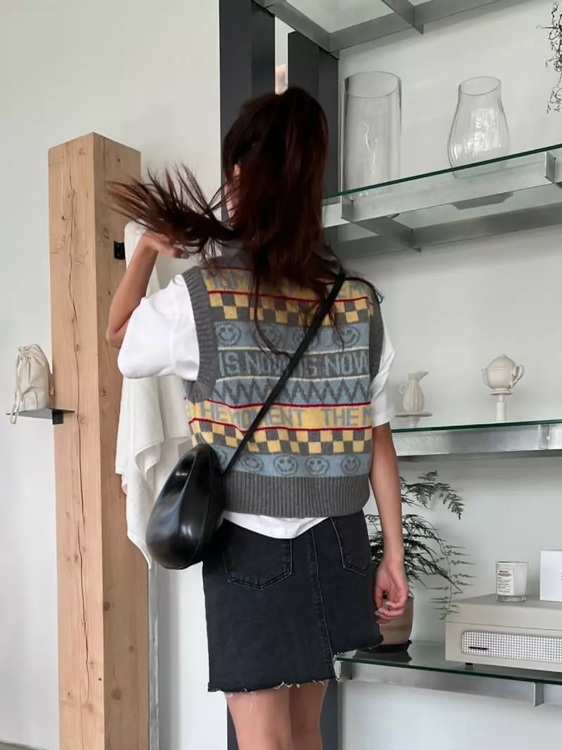 Rooms shop - Korean Women Fashion - #momslook - Smile Vest Knit Tee - 4