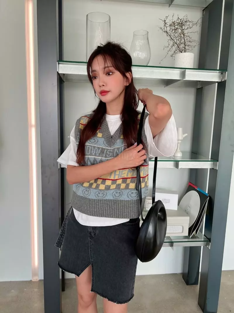 Rooms shop - Korean Women Fashion - #womensfashion - Smile Vest Knit Tee - 8