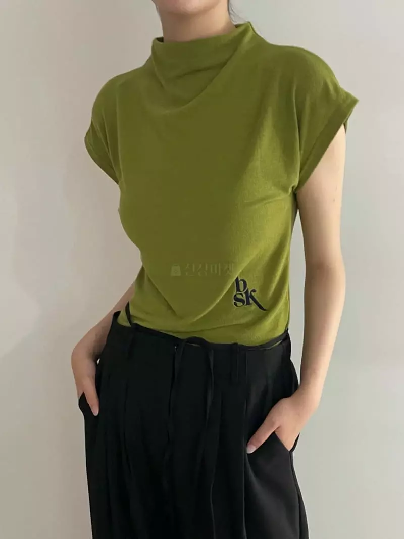 Rooof - Korean Women Fashion - #momslook - Alpabet Turtleneck Tee - 4