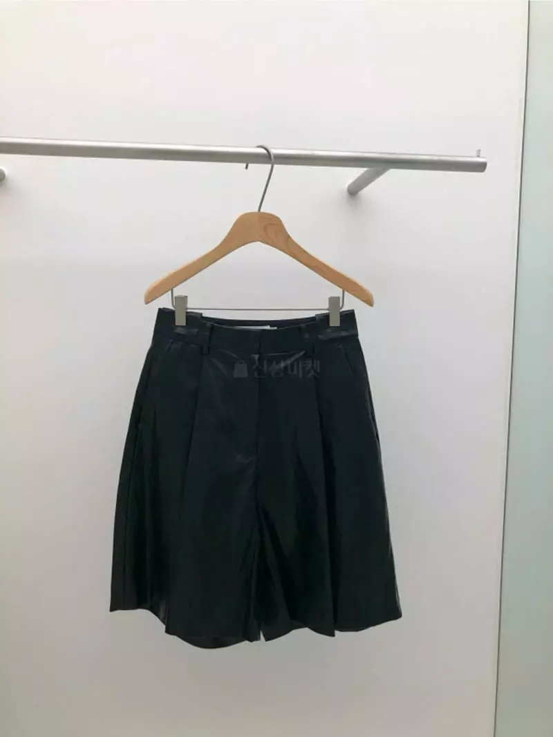 Stable - Korean Women Fashion - #womensfashion - Look Leather Shorts - 3