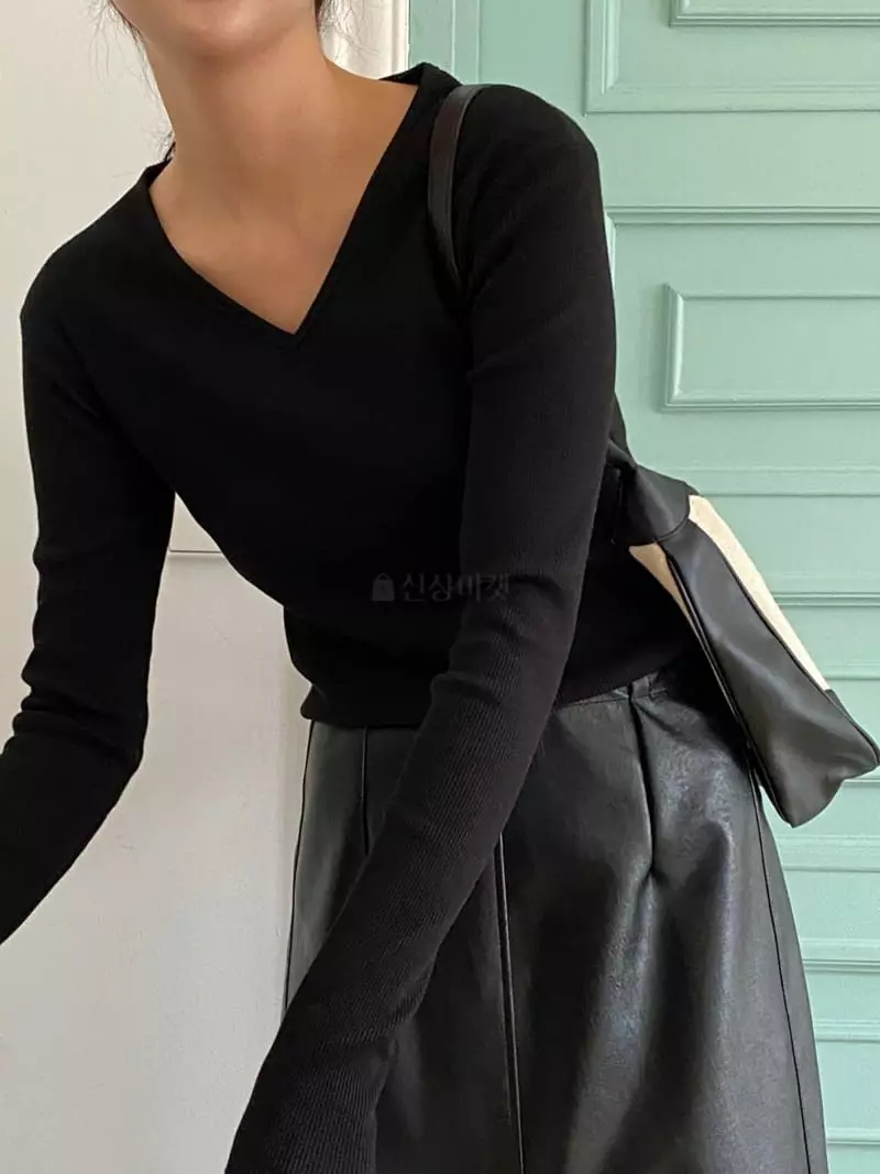 Talktalk - Korean Women Fashion - #thelittlethings - Soldy V Tee - 6