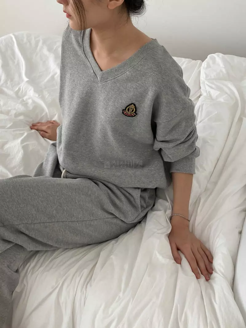 The Nkino - Korean Women Fashion - #momslook - Wapen V Sweatshirt - 4