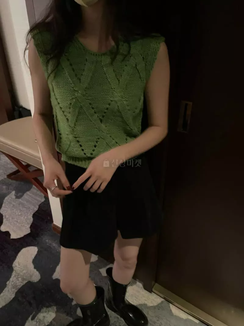 Under Row - Korean Women Fashion - #momslook - Denber Vest - 2