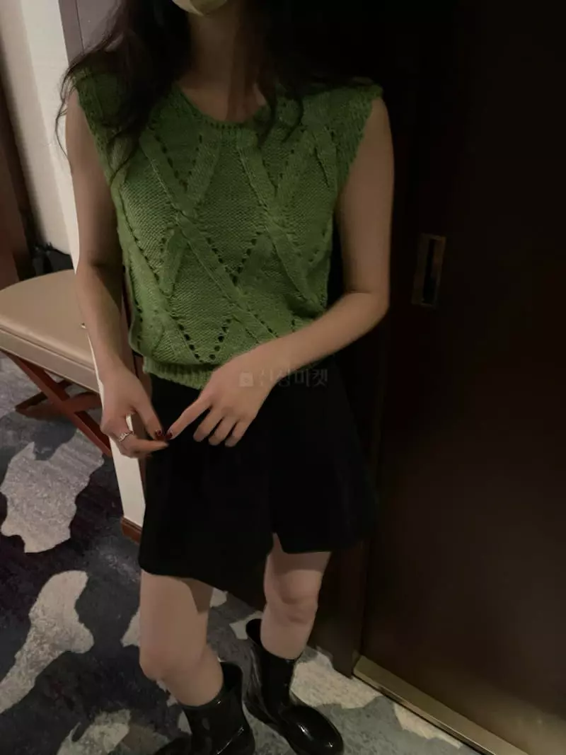 Under Row - Korean Women Fashion - #restrostyle - Denber Vest - 9