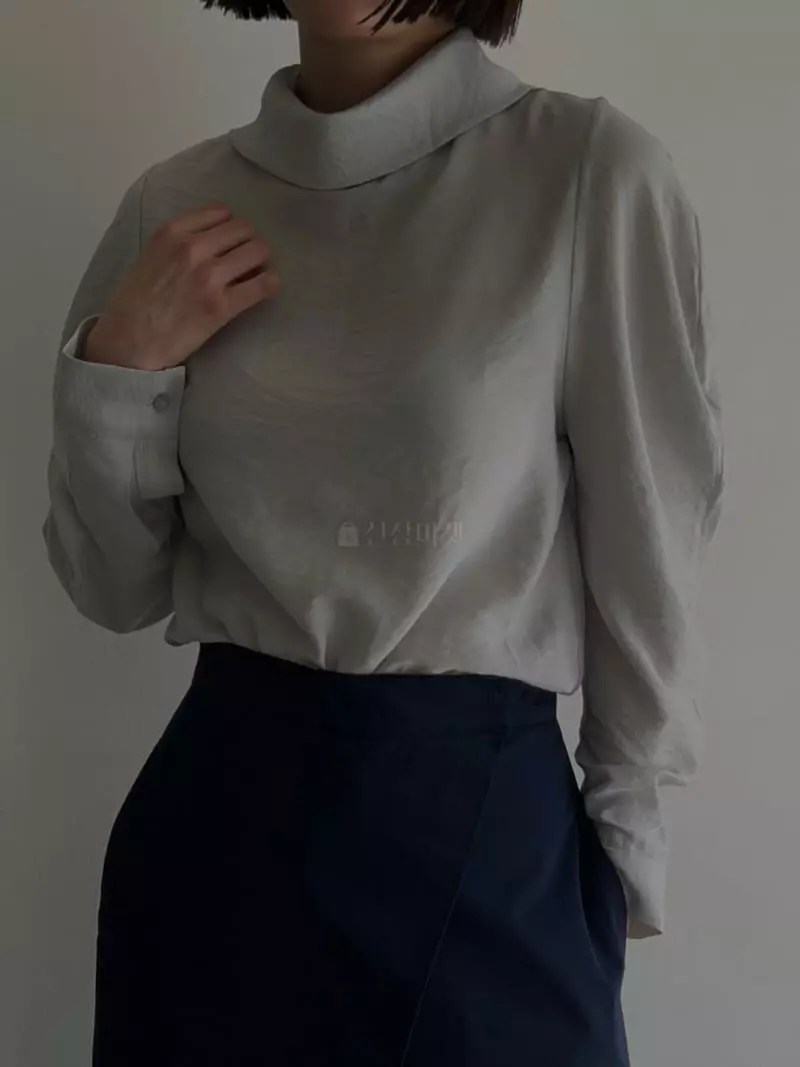 Vestire - Korean Women Fashion - #momslook - Loe Turtleneck Blouse - 2