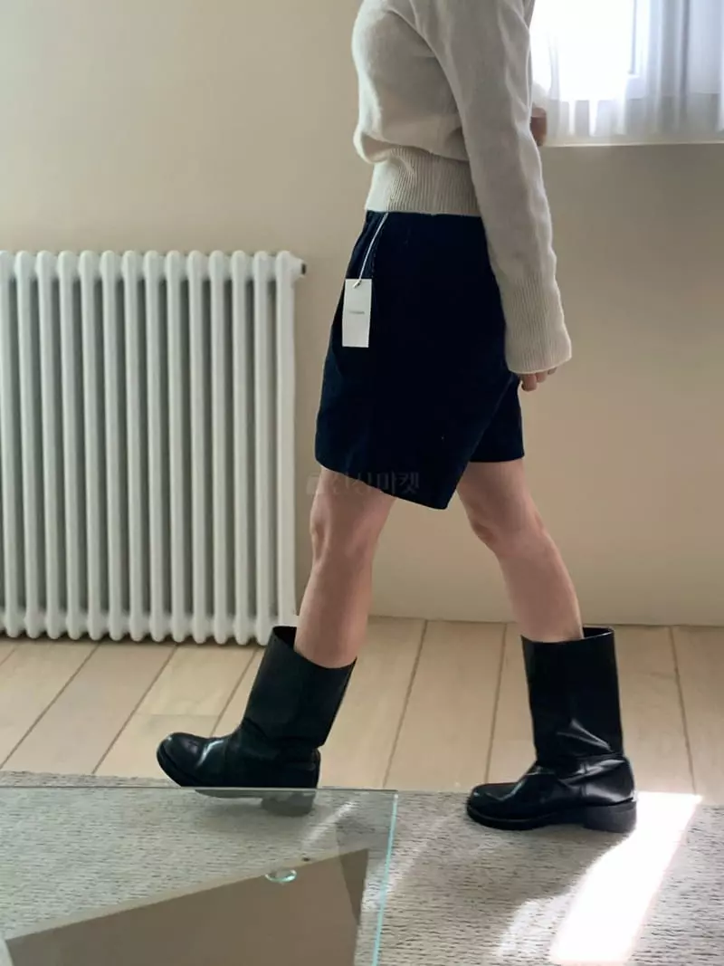 Amiment - Korean Women Fashion - #momslook - Coduroy Shorts - 3