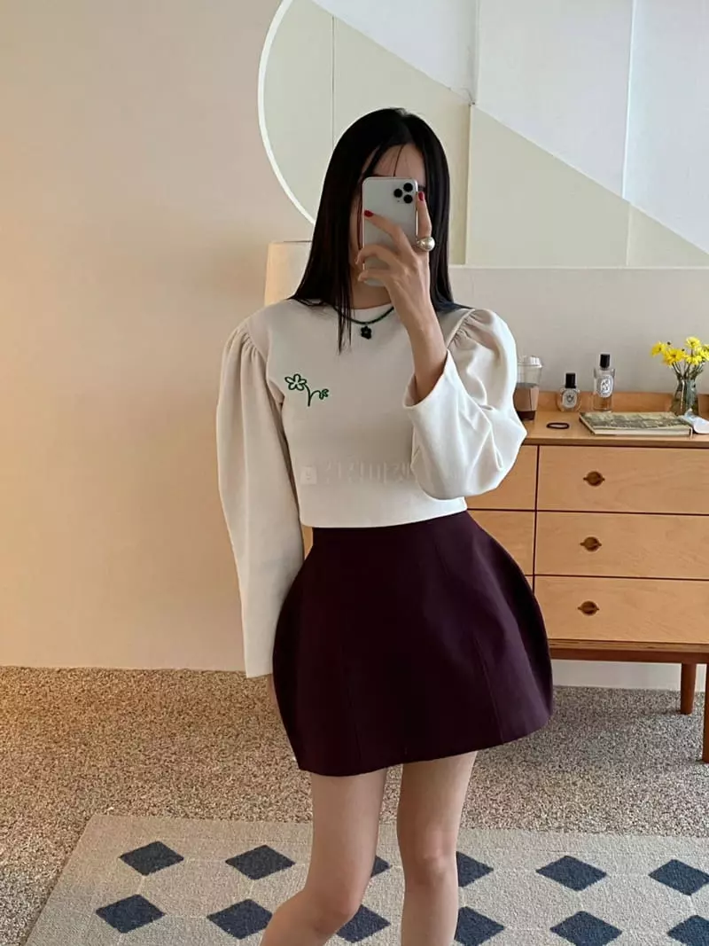 Made - Korean Women Fashion - #thatsdarling - Flower Embroidery Tee - 3