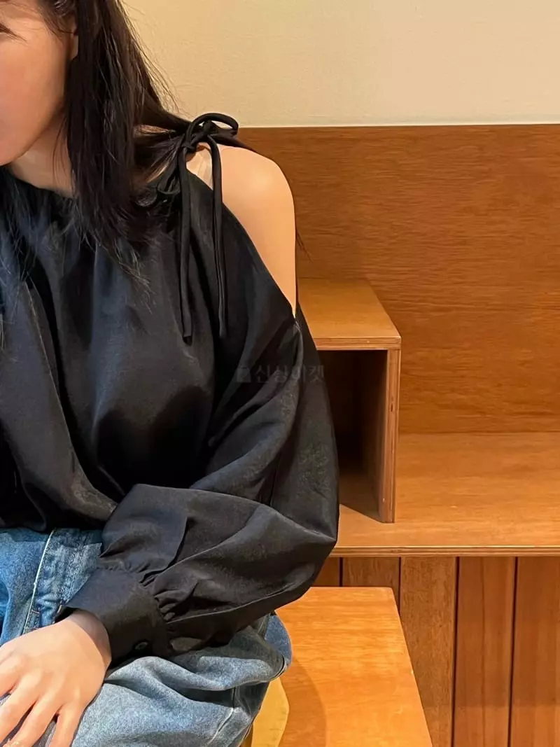 Mosaic - Korean Women Fashion - #momslook - One Shoulder Puff Blouse - 3