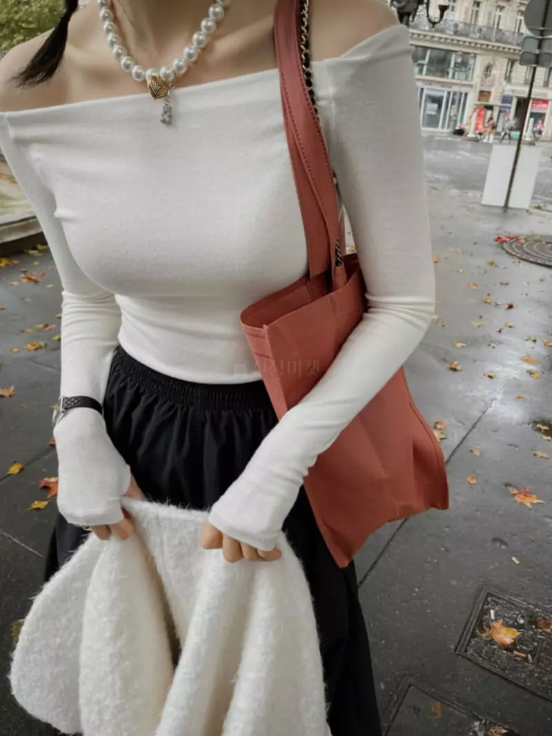 Dailyjud - Korean Women Fashion - #thelittlethings - Off SHOulder Tee